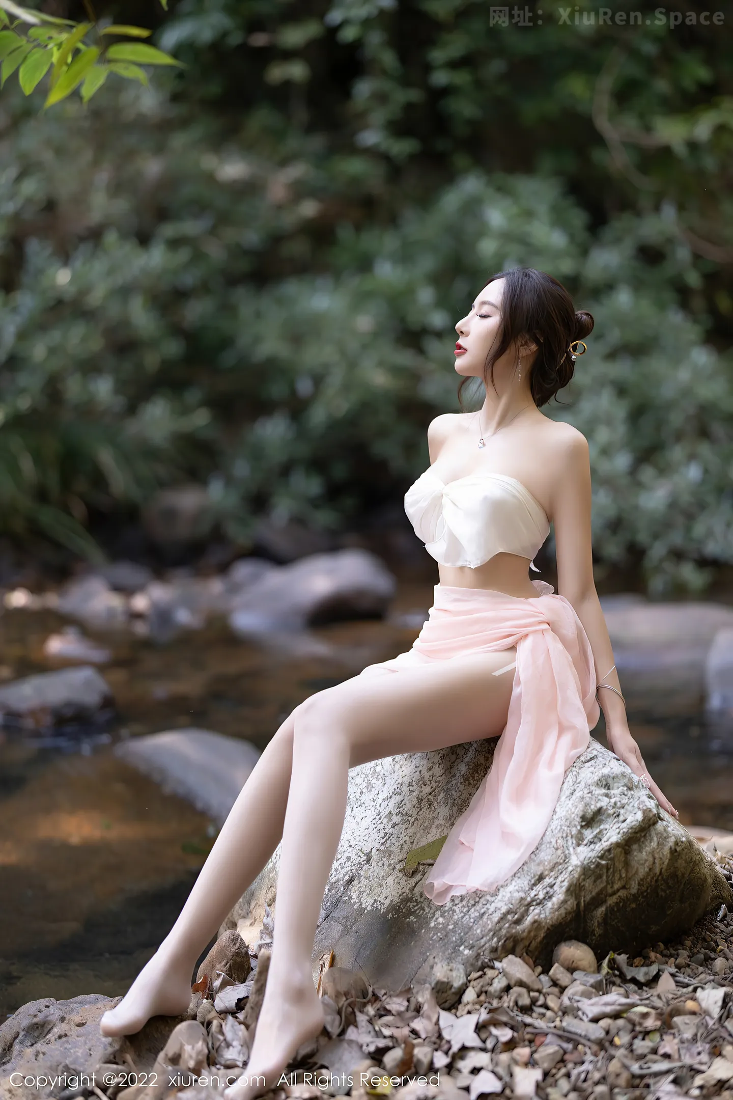 图片[3]-[XiuRen秀人网]VOL.4511 女神王馨瑶yanni户外小溪边淡色轻透服饰露火辣身材诱惑写真61P-秀人网官方网站